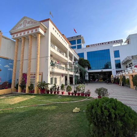 Mangalam Grand Hotel Lakhnau Kültér fotó