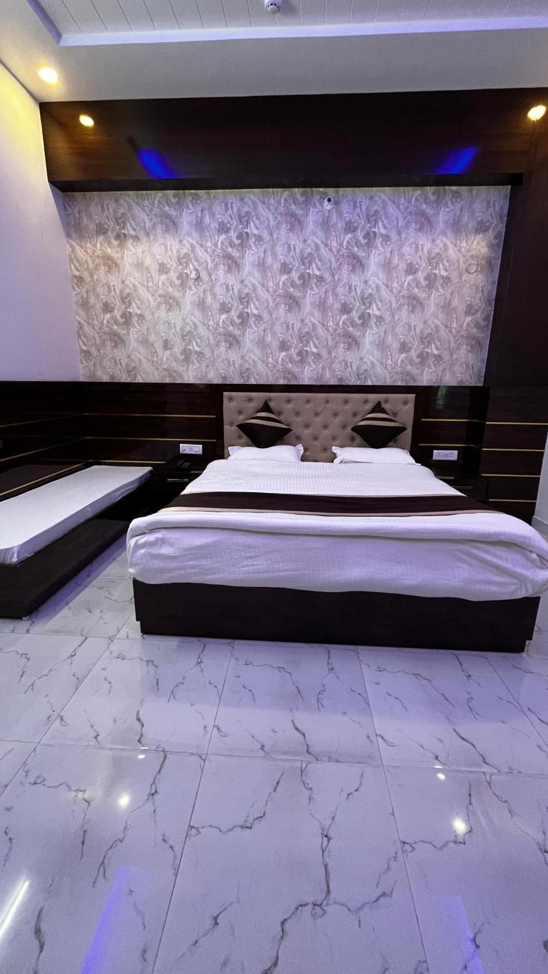 Mangalam Grand Hotel Lakhnau Kültér fotó