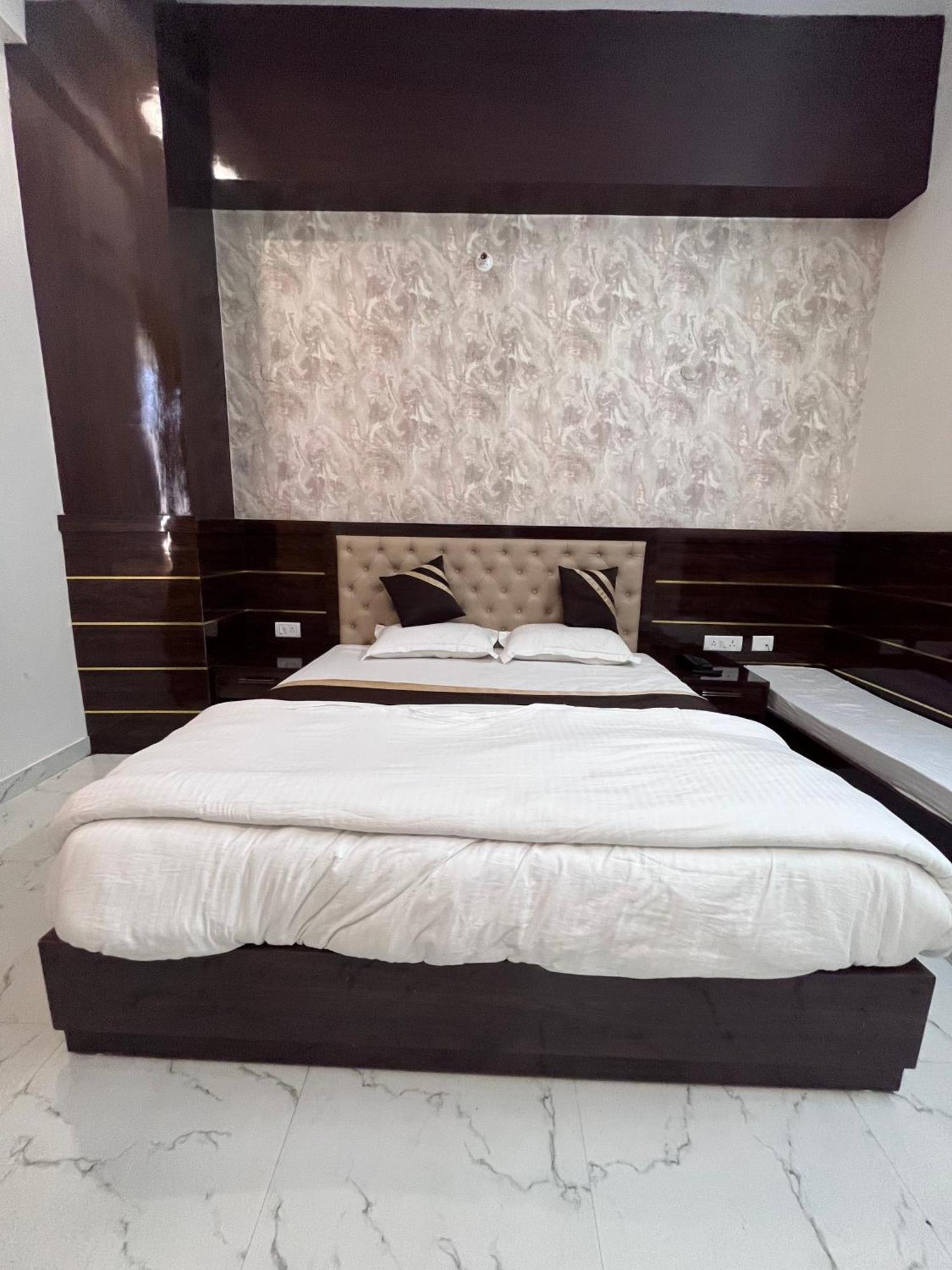Mangalam Grand Hotel Lakhnau Kültér fotó